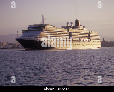 Cunard Queen Victoria Croisière entrant dans le port de Palma de Majorque Îles Baléares Espagne 28 Avril 2009 Banque D'Images