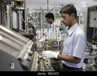 Mitarbeiter der Bosch Ltd à Bangalore Hier werden Dieseleinspritzpumpen gefertigt Indien employés chez Bosch Ltd Bangalore Inde Banque D'Images