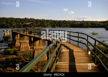 L'Amérique du Sud, Argentine, Iguacu Falls. Une promenade s'étend à travers le dessus de l'Iguacu Falls en Argentine. Banque D'Images