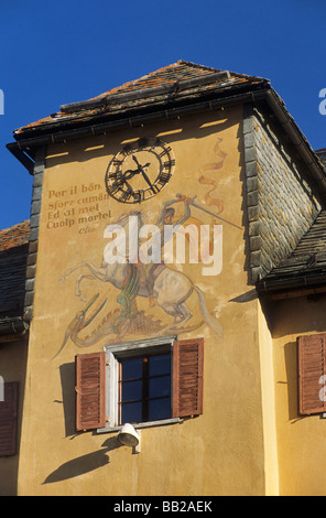 Fresque de St George et le Dragon sur Turnhalle à Plazzet à Zuoz en vallée de l'Engadine Ober Grisons canton suisse Banque D'Images