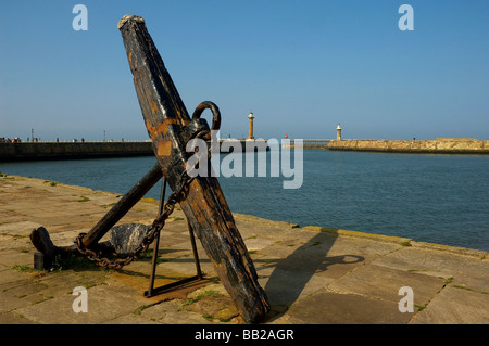 Navires ancre de bois sur le quai Whitby North Yorkshire Angleterre Royaume-Uni Royaume-Uni GB Grande Bretagne Banque D'Images