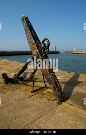 Navires ancre de bois sur le quai Whitby North Yorkshire Angleterre Royaume-Uni Royaume-Uni GB Grande Bretagne Banque D'Images