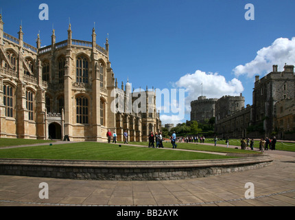 Les visiteurs à l'extérieur de la Chapelle St George, le lieu de culte royal au château de Windsor Banque D'Images