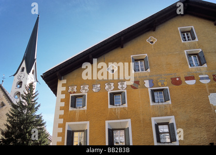 Boucliers héraldiques à Hotel Crusch Alva à Zuoz en vallée de l'Engadine Ober Grisons canton suisse Banque D'Images