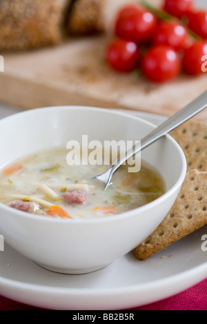 Soupe de légumes avec boulettes et craquelins Banque D'Images