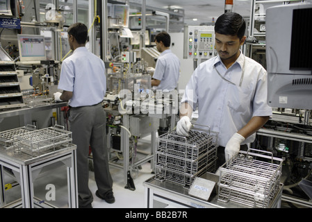 Mitarbeiter der Bosch Ltd à Bangalore Hier werden Dieseleinspritzpumpen gefertigt Indien employés chez Bosch Ltd Bangalore Inde Banque D'Images