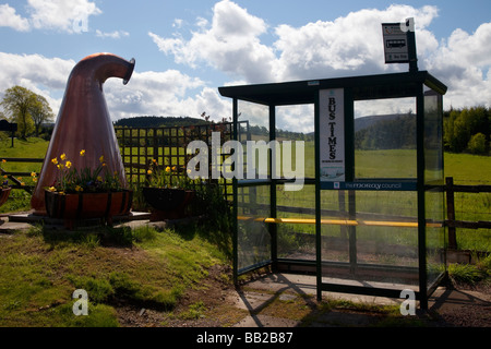 Distillateurs en cuivre; structure ou sculpture industrielle, arrêt de bus Traveline Dufftown, Craigellachie Abertour Moray, Écosse, Royaume-Uni Banque D'Images