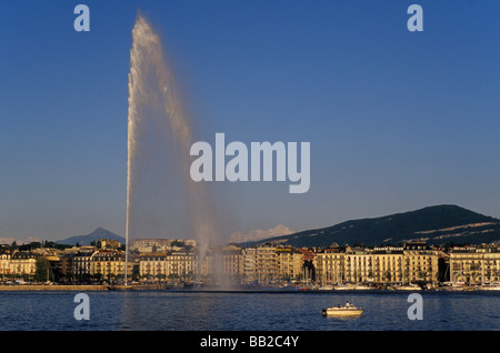 Jet d'eau au lac de Genève avec Alpes à grande distance Genève Suisse Banque D'Images
