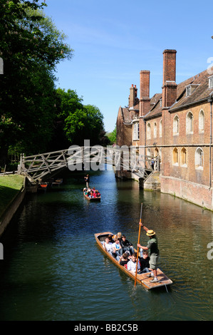 Barques à fond par le pont mathématique, Queens College, Cambridge Angleterre Uk Banque D'Images