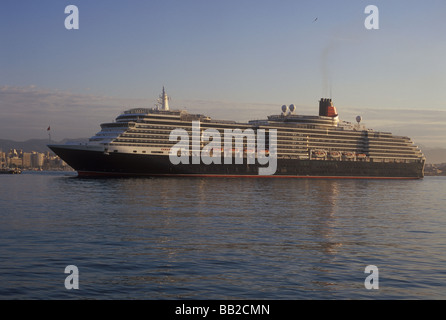 Cunard Queen Victoria Croisière entrant dans le port de Palma de Majorque Îles Baléares Espagne 28 Avril 2009 Banque D'Images