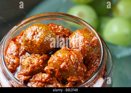 L'amla - un cornichon pickle indiennes populaires contenant l'amla Indian Gooseberry Banque D'Images