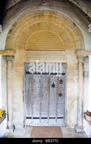 Norman porte et porte en chêne du 15ème siècle de l'église All Saints North Cerney Gloucestershire Banque D'Images