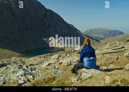 Walker assis et à la recherche d'ur à Clogwyn Arddu sur Snowdonia dans Snowdon Banque D'Images