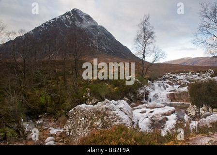 Le long de la rivière à Coupall vers Stob Dearg Banque D'Images