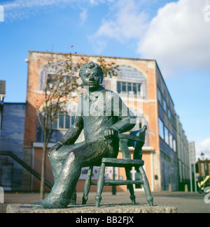 Statue du poète gallois Dylan Thomas Swansea South Wales UK KATHY DEWITT Banque D'Images