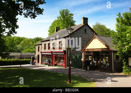 Gwalia stores et Moss Vernon's portrait studio reconstruit à St Fagans National History Museum of Welsh life près de Cardiff Banque D'Images