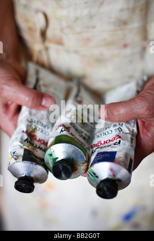 Les artistes un hands holding tubes de peinture Banque D'Images