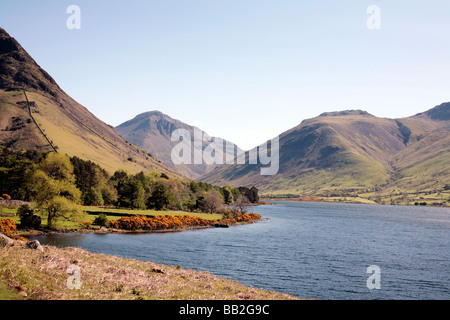 Grand Gable vue à travers Wastwater, Lake District UK. Banque D'Images