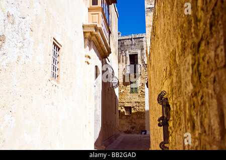 Vieille rue étroite à Mdina, Malte - pris à midi. Banque D'Images