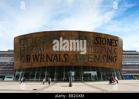 Le Wales Millennium Centre de Cardiff Bay Cardiff, Pays de Galles du sud, vue extérieure de eyecatching gallois architecture bâtiment Banque D'Images