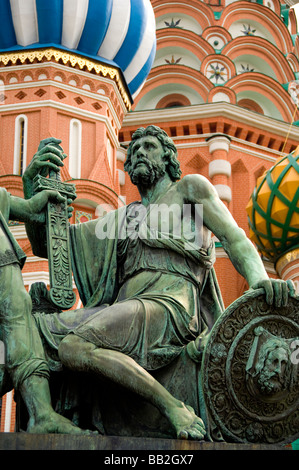 La Russie, Moscou, la Place Rouge. La Cathédrale Saint-Basile . Monument en bronze de minine et Pojarski. Banque D'Images