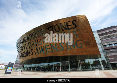 Le Wales Millennium Centre de Cardiff Bay Cardiff, Pays de Galles du sud, vue extérieure de eyecatching gallois architecture bâtiment Banque D'Images