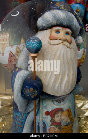La Russie, Moscou, la Place Rouge. Sculpté en bois traditionnel russe Santa. Banque D'Images
