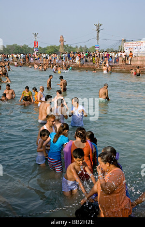 Les pèlerins se baigner dans le Gange. Haridwar. Uttarakhand. L'Inde Banque D'Images