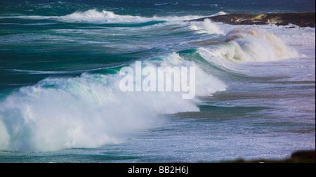 Harris Hébrides en Écosse Altlantic coast les vagues de tempête mer agitée des chevaux blancs et spindrift en forts vents de la côte ouest de l'écosse Banque D'Images