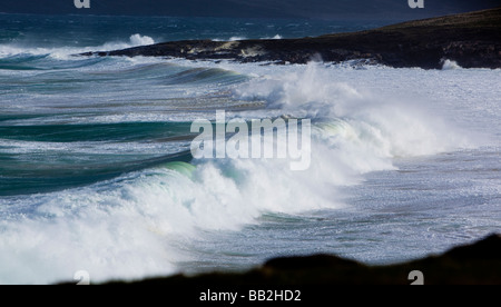 Harris Hébrides en Écosse Altlantic coast les vagues de tempête mer agitée des chevaux blancs et spindrift en forts vents de la côte ouest de l'écosse Banque D'Images