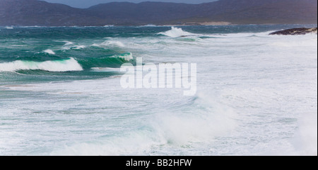 Harris Hébrides en Écosse Altlantic coast les vagues de tempête mer agitée des chevaux blancs et spindrift en forts vents de la côte ouest de l'écosse Banque D'Images