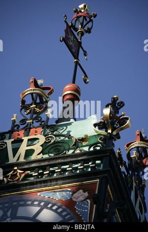 Ville de Chester, en Angleterre. Vue rapprochée de la John Douglas conçu Eastgate Clock sur le dessus de mur de la ville à l'Eastgate Street. Banque D'Images