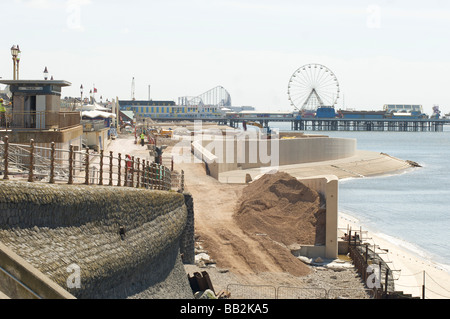 Front de mer et travaux de protection contre les inondations en cours à Blackpool, Lancashire, Royaume-Uni Banque D'Images