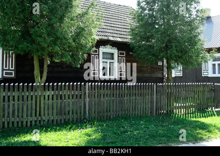 Maison traditionnelle en bois dans village Soce, Pologne Banque D'Images