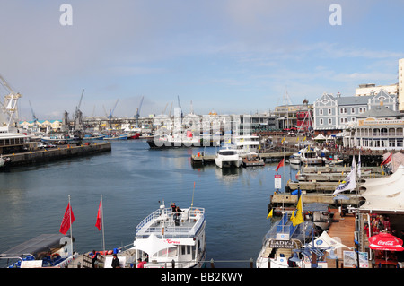 À la recherche sur le Victoria et Albert Waterfront Cape town Afrique du Sud Banque D'Images