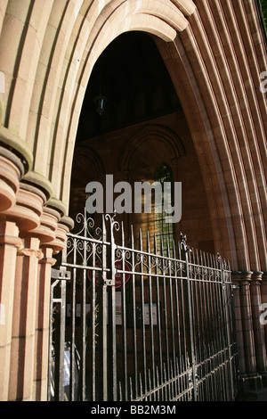 Ville de Chester, en Angleterre. L'entrée de l'ancienne cathédrale saxonne maintenant l'église de St Jean le Baptiste au vicaire's Lane. Banque D'Images