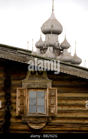 La Russie, le lac Onega, l'île de Kizhi. 22 Historique de l'église de la Transfiguration à dôme et un dôme de 9'église d'Intercession. Site de l'UNESCO. Banque D'Images