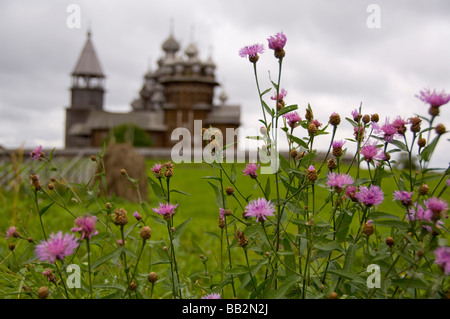 La Russie, le lac Onega, l'île de Kizhi. 22 Historique de l'église de la Transfiguration à dôme et un dôme de 9'église d'Intercession. Site de l'UNESCO. Banque D'Images