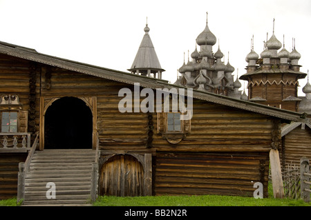 La Russie, le lac Onega, l'île de Kizhi. 22 Historique de l'église de la Transfiguration à dôme et un dôme de 9'église d'Intercession. Site de l'UNESCO. Banque D'Images
