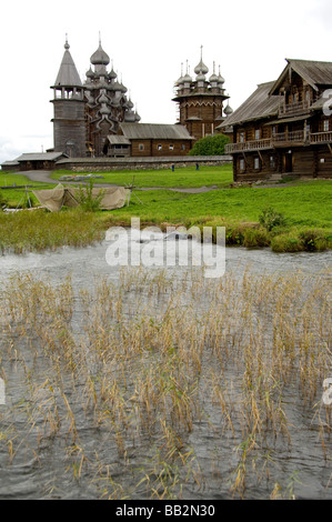 La Russie, le lac Onega, l'île de Kizhi. 22 Historique de l'église de la Transfiguration à dôme et un dôme de 9'église d'Intercession. Site de l'UNESCO. Banque D'Images
