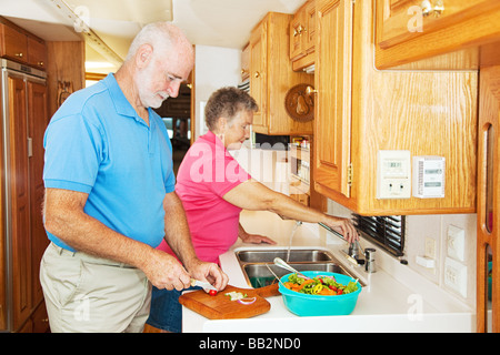 Senior couple cooking dans la cuisine de leur motor home Banque D'Images