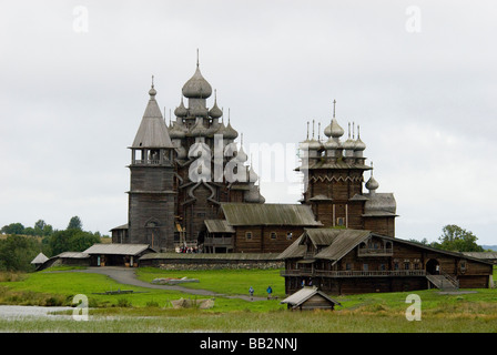La Russie, le lac Onega, l'île de Kizhi. 22 Historique de l'église de la Transfiguration à dôme et un dôme de 9'église d'Intercession. Site de l'UNESCO. Banque D'Images