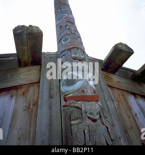 Totem haïda et maison de planches au Musée d'Anthropologie, Université de la Colombie-Britannique (UBC), Vancouver, BC, Canada Banque D'Images