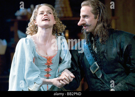 Joseph Fiennes comme Cyrano de Bergerac et Alice Eve jouer Roxane dans Cyrano de Bergerac, Chichester Festival Theatre, Mai 2009 Banque D'Images