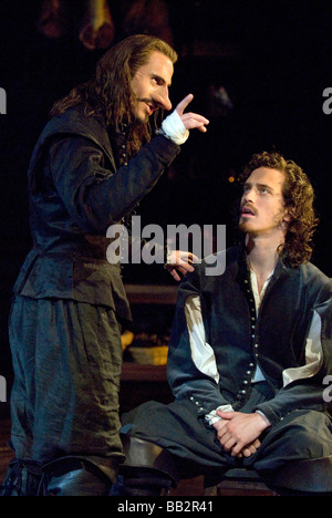 Stephen Hagan (à droite) jouant Christian et Joseph Fiennes comme Cyrano de Bergerac à Cyrano de Bergerac, Chichester Theatre, West Sussex, Royaume-Uni. Banque D'Images