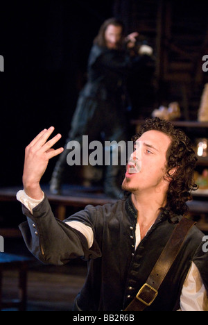 Stephen Hagan [Jeu] avant-plan Christian et Joseph Fiennes comme Cyrano de Bergerac, dans Cyrano de Bergerac, Chichester Theatre Banque D'Images