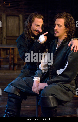 Stephen Hagan [assis] jouer Christian et Joseph Fiennes comme Cyrano de Bergerac, dans Cyrano de Bergerac, Chichester Theatre Banque D'Images