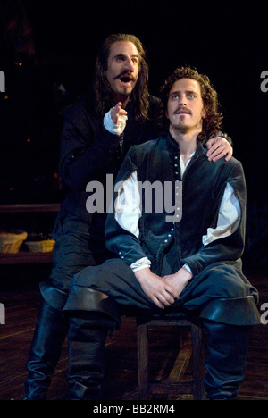 Stephen Hagan [assis] jouer Christian et Joseph Fiennes comme Cyrano de Bergerac, dans Cyrano de Bergerac, Chichester Theatre Banque D'Images