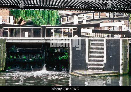 Approche d'Hampstead Road lock sur le Regents Canal at Camden Town à Londres Angleterre Royaume-uni Banque D'Images