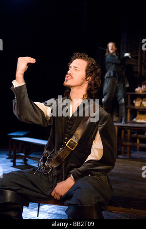 Stephen Hagan (premier plan) jouant Christian et Joseph Fiennes dans le rôle de Cyrano de Bergerac dans Cyrano de Bergerac, Chichester Theatre, West Sussex, Royaume-Uni. Banque D'Images